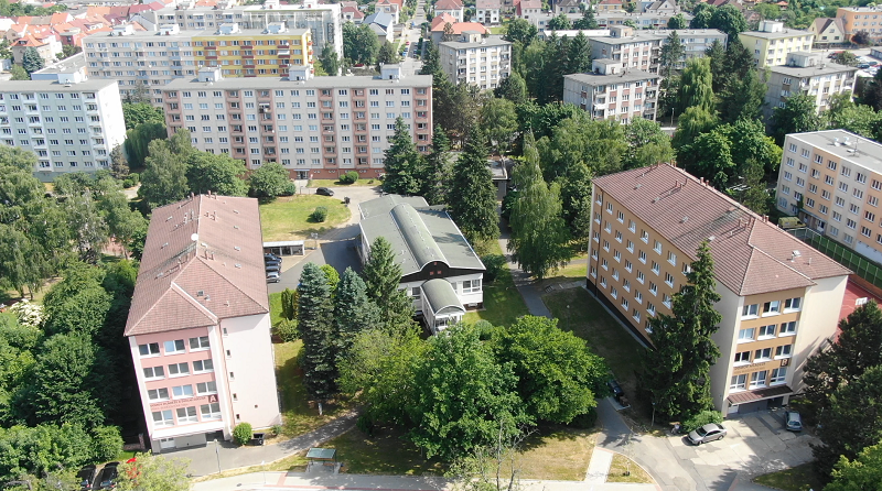 Pohled z dronu na obě budovy domova mládeže